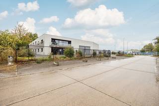 Dit vrijstaande KMO gebouw dat te huur wordt aangeboden, bestaat uit kantoren en verschillende magazijnruimte. Het werd gebouwd op haar eigen...