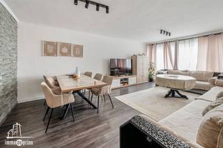 Ontdek dit prachtig hoekappartement dat dankzij zijn hoge ligging geniet van een uitzonderlijk mooi en open uitzicht. De vele raampartijen zorgen voor een overvloed aan natuurlijk licht en versterken het ruimtelijk gevoel doorheen het volledige appartement. Met drie slaapkamers, een zeer ruim zuidgericht terras en een privatieve buitenautostaanplaats biedt deze instapklare woonst alle comfort voor wie ruimte en ligging weet te waarderen. Gelegen op een strategische locatie vlakbij verschillende invalswegen combineert dit appartement vlotte bereikbaarheid met aangenaam wonen. Een ideale opportuniteit voor wie op zoek is naar comfort, licht en een topligging.
