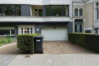 GENT - Parklaan: Op zoek naar een garagebox op 500 meter van het Sint-Pietersstation te huur in Gent? Dan is dit mogelijk iets voor u. De troeven in...