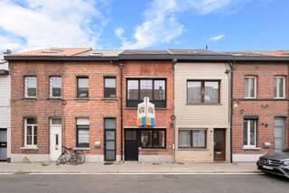 Frisse start in Willebroek – gerenoveerd, 116m² ruim en helemaal klaar om in te trekken<br /><br />
<p>In de Molenstraat 87 wacht een woning die voelt als een nieuw begin. Deze volledig gerenoveerde gezinswoning combineert hedendaags comfort met een warme, huiselijke sfeer. Alles is vernieuwd in 2024: van het dak tot de ketel, van de vloeren tot de keuken. Je hoeft enkel nog je koffers uit te pakken.</p>
<p>Op het gelijkvloers vind je een lichte, open leefruimte waar gezelligheid vanzelf ontstaat. De ruime woonkamer vloeit moeiteloos over in een moderne, extra grote keuken die uitnodigt tot lange avonden tafelen. Een apart toilet vervolledigt deze verdieping.</p>
<p>Boven zijn er drie volwaardige slaapkamers met ruimte voor rust en privacy, en een frisse badkamer met een eigentijdse afwerking. Achteraan ontdek je een zonnige, zuidgerichte tuin met terras – de ideale plek om te genieten van het buitenleven, van een rustig ontbijt tot een zomerse barbecue.</p>
<p>De ligging is ideaal: rustig wonen, met vlotte verbindingen naar invalswegen en het centrum binnen handbereik.</p>
<p>Benieuwd of dit jouw nieuwe thuis kan worden? Kom het zelf ontdekken en voel hoe vanzelf het hier goed wonen is. Contacteer Luisa Simonian via 0498 88 81 70 of luisa.simonian@living-stone.be. Tot snel! <br /><br /><br /></p>