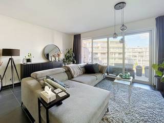 LIEU :<br /><br />L'appartement est situé dans le centre d'Aalter, près de la gare. Ici, vous pourrez profiter des autoroutes qu'Aalter a à offrir en direction de Gand et de la côte. Les restaurants, les boutiques et le marché sont accessibles à pied.<br /><br />MISE EN PAGE :<br /><br />La disposition est la suivante : hall - toilettes - salle de bain avec baignoire et mobilier de salle de bain - 2 chambres - débarras - cuisine avec tous les appareils - espace de vie - terrasse - place de parking.<br /><br />INFORMATIONS SUPPLÉMENTAIRES :<br /><br />Le chauffage est assuré sur la base d'une pompe à chaleur via un chauffage au sol, ce qui n'est avantageux que pour la facture énergétique. L'appartement est entièrement peint et prêt à emménager. Les rideaux et les pannes appartiennent au locataire actuel et il les emportera également avec lui. Les rails collent, tout comme les 2 rideaux plissés des chambres.<br /><br />En plus du loyer, des frais de syndicat provisoires de 65,00€ sont prévus. <br />Un parking souterrain est inclus dans le prix de location. <br />Disponible à partir du 01/11/2026.<br /><br />DEMANDE DE VISITE :<br /><br />Vous souhaitez visiter cet appartement ? N'oubliez pas de demander votre visite via MijnhuurProfiel !