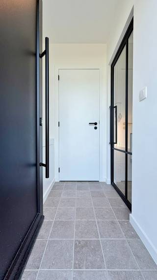 Deze volledig gerenoveerde en energiezuinige woning is een echte aanrader voor wie op zoek is naar een instapklare thuis waar comfort, kwaliteit en duurzaamheid centraal staan. Bij de renovatie werd bewust gekozen voor duurzame en kwalitatieve materialen, met veel aandacht voor energiezuinigheid en hedendaags wooncomfort.<br /><br />Bij het binnenkomen bevindt zich de inkomhal met apart toilet. Vervolgens komen we in de ruime en lichtrijke leefruimte, die dankzij de aangename natuurlijke lichtinval een bijzonder fijne leefomgeving vormt. Aansluitend bevindt zich de open, volledig ingerichte keuken.<br /><br />Verder beschikt de woning over een praktische bergruimte en een moderne badkamer met inloopdouche en lavabomeubel.<br /><br />Op de eerste verdieping bevinden zich drie slaapkamers.<br /><br />Buiten geniet u van een zonnige tuin met terras met prachtig open zicht. Een bijzonder praktische troef is de toegang tot de tuin langs achter, waardoor fietsen, vuilnisbakken en andere zaken eenvoudig in en uit de tuin kunnen worden gebracht.<br /><br />Kortom: een volledig gerenoveerde, energiezuinige en instapklare woning waar duurzaamheid, ruimte, licht en een prachtige omgeving mooi samenkomen. Een woning die absoluut een bezoek waard is!