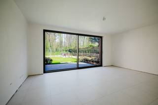 <p><strong>BEN-woonerf in het hart van Dikkelvenne – exclusief wonen in het groen</strong></p>
<p>In het charmante en landelijke Dikkelvenne verrijst dit kleinschalige en kwalitatieve woonerf bestaande uit <strong>6 energiezuinige woningen</strong>. Het project omvat <strong>4 nieuwbouwwoningen</strong> en <strong>2 volledig gerenoveerde entiteiten (vernieuwbouw)</strong>, ontworpen met oog voor <strong>comfort, privacy en maximale lichtinval</strong>.</p>
<p>De woningen voldoen aan strenge energieprestaties (<strong>max. S31 en E30</strong>) en zijn uitgerust met moderne technieken die zorgen voor een duurzame en toekomstgerichte woonervaring.</p>
<p><strong>Unieke ligging</strong></p>
<p>Gelegen in een uitzonderlijk groene omgeving geniet u hier dagelijks van rust en natuur.<br />Vanop uw terras heeft u een prachtig zicht op het park en het naastgelegen kasteel – een zeldzame troef die dit project echt bijzonder maakt.</p>
<p><strong>Hoogwaardige afwerking &amp; technieken</strong></p>
<p>Elke woning is standaard voorzien van:</p>
<ul>
<li>Lucht/water-warmtepomp</li>
<li>Vloerverwarming</li>
<li>Uitstekende isolatie</li>
<li>Ventilatiesysteem volgens de huidige normen</li>
</ul>
<p><strong>Praktische info</strong></p>
<ul>
<li><strong>9 privatieve parkeerplaatsen</strong> achteraan het woonerf (exclusief voor bewoners)</li>
<li>Verkoopprijs omvat:</li>
<ul>
<li>Volledig afgewerkte woning (<strong>excl. keuken</strong>)</li>
<li>Buitenaanleg</li>
<li>Eén parkeerplaats</li>
</ul>
<li>Vermelde oppervlaktes zijn <strong>bruto oppervlaktes</strong></li>
</ul>
<p><strong>Aankoopvoorwaarden</strong></p>
<ul>
<li><strong>Nieuwbouwwoningen (4)</strong>:</li>
<ul>
<li>Registratierechten op grondaandeel</li>
<li>BTW op constructieaandeel</li>
<li>Mogelijkheid tot aankoop aan <strong>6% BTW</strong> (onder voorwaarden)</li>
</ul>
<li><strong>Gerenoveerde entiteiten (2)</strong>:</li>
<ul>
<li>Registratierechten op grondaandeel</li>
<li><strong>21% BTW</strong> op constructieaandeel</li>
</ul>
</ul>
<p><strong>Waarom kiezen voor dit project?</strong></p>
<ul>
<li>Energiezuinig en toekomstgericht wonen</li>
<li>Rustige, groene topligging</li>
<li>Kleinschalig en exclusief karakter</li>
<li>Hoog wooncomfort en kwalitatieve afwerking</li>
</ul>
Contacteer Anthony voor meer informatie op <strong>0488 14 62 77</strong><br />
<p></p>