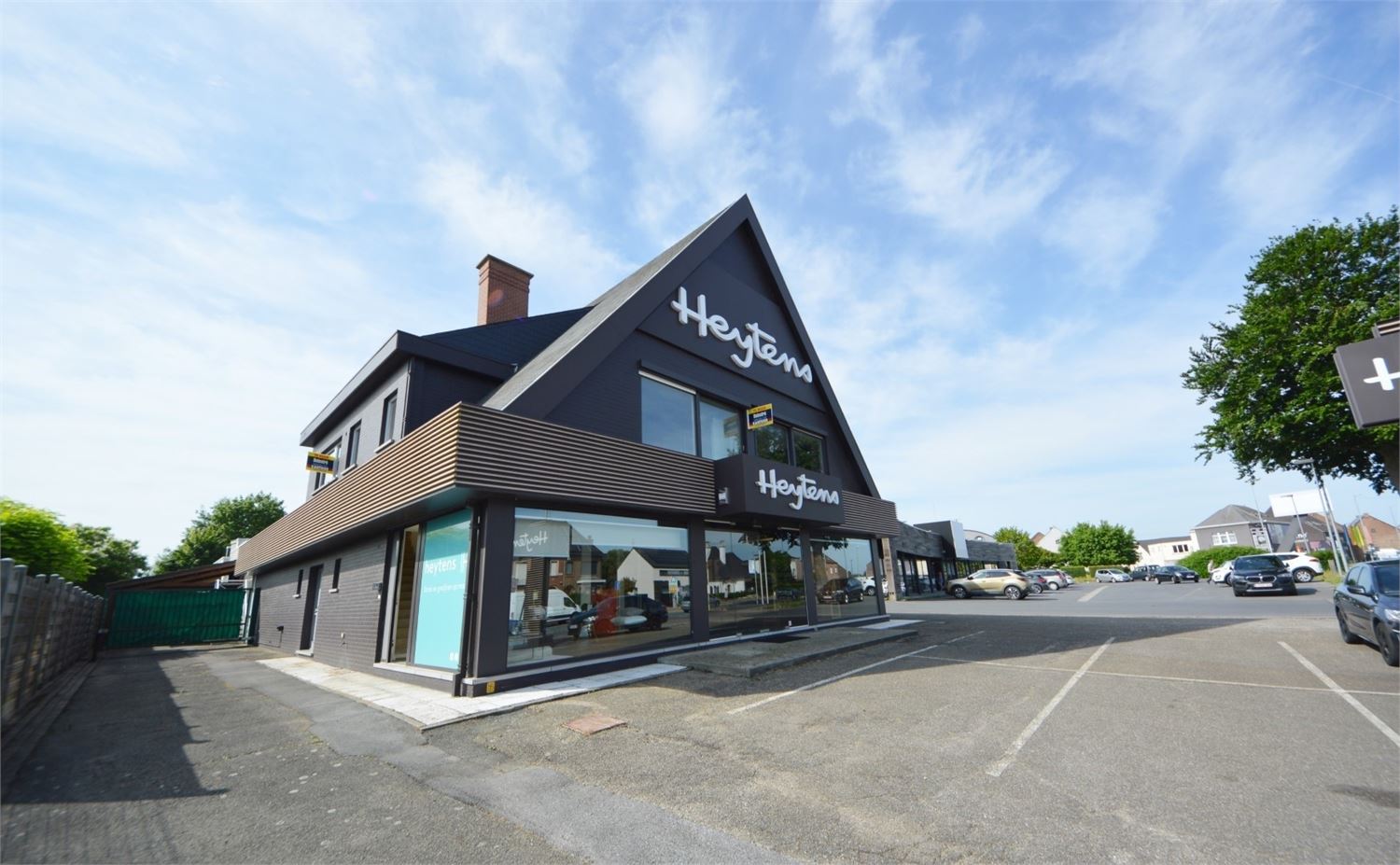 TOP GELEGEN BAANWINKEL MET PARKING NAAST IXINA EN TORFS, nabij BURGER KING & MC DONALDS - foto 1