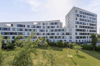 Vous recherchez un appartement confortable et élégant ? Ce bel appartement offre tout ce dont vous avez besoin pour une vie agréable ! L'appartement fait partie de la résidence « Canal View », idéalement située à proximité des commerces, des transports en commun et des principales routes d'accès.L'appartement dispose d'un salon lumineux et spacieux, d'une cuisine entièrement équipée, de 2 chambres complètes et d'une salle de bains moderne. Grâce aux grandes fenêtres, vous pouvez profiter de beaucoup de lumière naturelle. En outre, il y a une terrasse spacieuse et un jardin privé clos, idéal pour se détendre après une longue journée.Il y a 2 autres entrepôts privés au sous-sol.Vous avez la possibilité de louer 2 garages, à 100,00 EUR/mois/garage.Les frais communs, sous forme de commission, s'élèvent à 100,00 EUR/mois et sont utilisés pour entretenir les parties communes.Disponible à partir du 15/02/2026 !