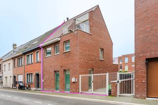 Aan de<strong> Geerard de Cremerstraat 15 in Rupelmonde </strong>nemen we je graag mee door deze <strong>nieuwbouwwoning met drie slaapkamers</strong>, <strong>een tuin</strong> van circa <strong>90 m² en een dakterras.</strong><br /><br />We komen binnen in <strong>de inkomhal</strong>, met plaats voor jassen en schoenen.<br />Hier bevinden zich ook <strong>het gastentoilet</strong>, <strong>de berging </strong>met aansluitingen voor de wasmachine en ruimte voor een droogkast, en de trap naar de verdiepingen.<br /><br />Rechtdoor stappen we de open leefruimte binnen. <strong>De keuken </strong>met modern kookeiland, waar je ook gezellig kunt eten, sluit aan op de zithoek.<br />We lopen verder naar de zithoek aan de tuinzijde. <strong>De grote raampartijen</strong> laten het daglicht binnen en bieden zicht op het terras en <strong>de tuin van circa 90 m². </strong>Op warme dagen zet je de deuren open en eet je buiten. Er is plaats voor een tuintafel, enkele ligstoelen en groen dat je naar eigen smaak kunt aanplanten.<br /><br />Terug in de hal nemen we de trap naar <strong>de eerste verdieping</strong>. Hier liggen <strong>twee slaapkamers</strong>, die je ook als logeerkamer of werkplek kunt gebruiken. <strong>De badkamer</strong> beschikt over een ligbad, een douche en een wastafel. Het toilet bevindt zich afzonderlijk op de overloop.<br /><br />Nog een verdieping hoger komen we in <strong>de derde slaapkamer. </strong><br />Hier heb je een eigen verdieping, met plaats voor een groot bed en een dressing.<br />Vanuit de slaapkamer stappen we <strong>op het dakterras </strong>van circa 2,42 × 2,72 meter. Met twee stoelen en een tafeltje maak je er een fijne plek van voor je eerste koffie of een rustig moment buiten.<br /><br /><u><strong>Technische informatie:</strong></u><br /><strong>EPC:</strong> label A – 59 kWh/m²/jaar<br /><strong>Verwarming:</strong> vloerverwarming<br /><strong>Ventilatie:</strong> systeem D<br /><strong>Renovatieverplichting</strong>: geen<br /><strong>Watertoets:</strong> P-score A | G-score A<br /><strong>Stedenbouwkundige inlichtingen:</strong> in aanvraag<br /><strong>Gemeenschappelijke kosten:</strong> €110 per maand<br /><br /><strong>Aankoop tegen 2% registratierechten mogelijk</strong> voor wie voldoet aan de voorwaarden voor de enige eigen woning, bij een compromis dat <strong>uiterlijk op 31 december 2026 wordt gesloten.</strong> Onder voorbehoud van de definitieve regelgeving en de toepasselijkheid op deze verkoop.<br /><br />Zie jij jezelf hier wonen? We laten je de woning graag ter plaatse ontdekken. Contacteer M3 Makelaars voor een bezoek.<br />