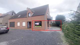 Dit gelijkvloers appartementje is gelegen op wandelafstand van het centrum Bredene Duinen<br />en van de tramhalte Bredene aan zee in een kleine residentie <br /><br />Omvat: inkom, lichtrijke woonkamer met een open keukenblok<br />voorzien met kasten, kookplaat, dampkap en spoelbak.<br />1 slaapkamer, badkamer met lavabo, toilet en zitbad.<br /><br />Achteraan een privatief terras - zuid gericht - met tuinhuis ideaal als berging.<br />Tevens een parkeerplaats aan de voorkant van het gebouw.<br /><br />Verwarming met warmtepomp ( koud en warm ) - Epc waarde 236 kWh = Label C<br /><br />Beschikbaar vanaf 1 juli 2026<br />Huurprijs 600 euro. Waarborg 3 maanden huur.<br />Geschikt voor alleenstaande of koppel.<br /><br />informatie en bezoeken via kantoor. <br /><br /><br /> 