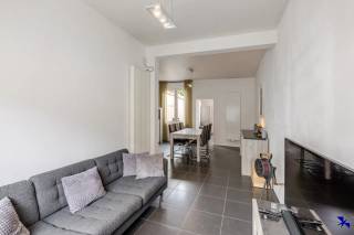 Bienvenue à Willebroek !<br /><br />Cette maison clé en main est située sur un terrain de 233,31 m², à proximité du centre dynamique de Willebroek. Grâce à son emplacement privilégié, vous bénéficiez d'une excellente connexion vers Anvers, Bruxelles et Malines.<br /><br />Avec une surface habitable de 124 m² et 3 chambres, cette maison offre amplement d’espace pour une petite famille. En entrant, vous êtes accueilli dans un hall d’entrée agréable qui donne accès au séjour. Le séjour constitue le cœur de la maison et offre un espace confortable pour un coin salon ainsi qu’une salle à manger complète.<br /><br />La cuisine moderne et fonctionnelle, attenante au séjour, dispose de nombreux rangements et d’un plan de travail spacieux. De grandes fenêtres assurent une belle connexion avec l’extérieur.<br /><br />Le joli jardin constitue une agréable extension du confort de vie et est idéal pour se détendre en plein air.<br /><br />Intéressé ? Contactez notre bureau via info@hiro.be ou au 03 230 00 14 !