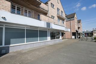 Ben je op zoek naar de perfecte locatie voor jouw handelszaak? Zoek niet verder! Gelegen aan de Heirstraat 482 in Opgrimbie, Maasmechelen, bieden...