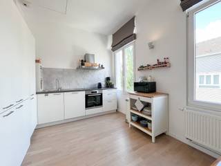 Laat u charmeren door dit uiterst fijne en instapklare duplexappartement! Deze duplex combineert slim ruimtegebruik met overvloedig daglicht op de...