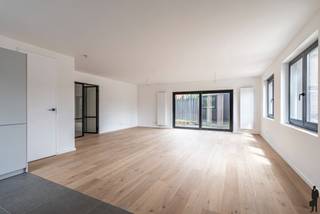 <strong>!! VERKOOP GESCHIEDT AAN REGISTRATIERECHTEN (geen btw) !!</strong><strong><br /><br />Uitstekend, lichtrijk, nieuw en levensloopbestendig gelijkvloersappartement van ca. 110 m² met ruime leefruimte, open keuken, 2 à 3 slaapkamers en een oostgeoriënteerde tuin met terras en eigen parking (ca. 55 m²) aan de achterzijde van het gebouw. Het recente appartement (totaalrenovatie 2024) is enorm ruim; beschikt over een kelderverdieping; bovendien praktisch opgedeeld en biedt een combinatie van modern comfort, energiezuinigheid (energielabel B) en een uitstekende ligging in het centrum van Retie nabij scholen, supermarkten (Lidl, Delhaize, Aldi, Okay, etc.), warme bakkers (o.a. Jan &amp; Lowie), verschillende sportfaciliteiten (o.a. tennis 't Vossekot en Indoor Padelclub De Ridder). Het appartement is centraal doch rustig gelegen en bovendien op wandelafstand van Gemeentenatuurpark Boesdijkhof achter GC Den Dries en op loop- en/of fietsafstand van Provinciaal Groendomein Prinsenpark. Bovendien op enkele autominuten van centrum Turnhout, Kasterlee, Dessel en Mol en op 5 autominuten van de verbindingsweg Antwerpen-Eindhoven (E34 - vlakbij de Nederlandse grens). <br /><br />Zeer gunstige EPC-score van 179 kWh/m² (label B) en goedgekeurde elektrische installatie. <br /><br />Een ruime autostaanplaats is inbegrepen in de prijs (t.w.v. 12.500,00 EUR). <br /><br /></strong><span>Indeling van het appartement</span>:<br />Het appartement op de gelijkvloerse verdieping is levensloopbestendig gemaakt: brede gang, brede deurprofielen, twee ingangen (achteraan en vooraan), etc. Het appartement zelf is te bereiken via de gemeenschappelijke inkomhal of de eigen tuin. We betreden het appartement via de foyer. Deze privé-inkomhal en nachthal geeft toegang de woonkamer en slaapvertrekken.<br /><br />De leefruimte op parket met open keuken is enorm ruimtelijk en voorzien van de riante raampartijen, waarvan één aan de zuidoostkant, welke veel natuurlijke lichtinval biedt en toegang geeft tot de zonnetuin aan de achterzijde (ca. 55 m²). De leefruimte biedt een opdeling in een zithoek / tv-gedeelte en een eethoekdeel waar met vrienden of het gezin kan worden getafeld. <br /><br />De open leefkeuken is volledig voorzien en uitgerust met kwaliteitsvolle apparatuur, voldoende kastruimte en plaats voor een ontbijthoek.<br /><br />Aansluitend aan de keuken is een praktische bergplaats voorzien voor voorraad, poetsspullen, wasmachine, droogkast, etc.<br /><br />Via de foyer komt men in de nachthal die toegang biedt tot de badkamer, de 2 slaapkamers en een eventuele extra slaapkamer of bureauruimte (die eventueel ook dienst kan doen als kleine dressing en via de tuin bereikbaar is). De slaapkamers zijn ruim (2 slpks. van ca. 11 m²; 1 slpk. van ca. 8 m²) en rustig gelegen. De badkamer is uitgerust met een inloopdouche, een wastafel en voldoende kastuimte.<br /><br />Er is buiten een riante tuin met terras voorzien waar men vanaf de ochtend tot de late middag van de zon kan genieten. Via de grote schuifraam in de leefruimte heeft men rechtstreeks toegang tot het terras. Deze schuifraam maakt ook dat de leefruimte naadloos kan worden geconnecteerd met het buitengebeuren.<br /><br />Aan de zijkant van de tuin, achteraan het gebouw is verder een ruimte voor 1 à 2 wagens voorzien (staanplaatsen, inbegrepen in de prijs).<br /><br /><span>Bijzonderheden</span>:<br />- Nieuwstaat: kwaliteitsvolle totaalrenovatie in 2023-2024<br />- Verwarming op gas en radiatoren &amp; conforme elektriciteit<br />- Centrale ligging in het gezellige Retie, nabij de Nederlandse grens<br />- Zeer goed verhuurbaar appartement, geschikt voor de investeerder<br />- EPC score van 179 kWh/m² (ofwel energielabel B): uiterst energiezuinig<br />- Ruime autostaanplaats ter waarde van 12.500,00 EUR inbegrepen in de prijs<strong><br /></strong>