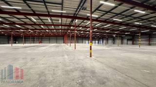 Industrial building with 1,316 m² of warehouse space (offices optional).<br /><br />Located in Satenrozen, with excellent accessibility via the E19, only 20 minutes from Antwerp and 30 minutes from Brussels.<br />The warehouse offers a clear height of 4 metres and a floor load capacity of up to 5 tons/m², making it ideal for storage and heavy equipment.<br /><br />For smooth logistics operations, sectional doors are available. Office spaces are optionally available.<br /><br />Contact PANORAMA B2B for additional information, floor plans or a non-binding site visit on +32 477 07 30 30.