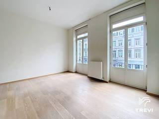<div>
<p>BRUSSEL, (1.3) prachtig appartement, ideaal gelegen in het centrum van Brussel, dicht bij alle voorzieningen, met een bewoonbare oppervlakte van ±97 m² op de 1e verdieping, bestaande uit: zeer lichte woonkamer van ±25 m² met volledig uitgeruste open keuken, twee slaapkamers, badkamer, kelder. Eigen gasverwarmingsketel. Raming van de kosten: 185 €/maand (gemeenschappelijke kosten). Mogelijkheid om een parkeerplaats te huren, afhankelijk van beschikbaarheid. HUURCONTRACT VOOR BEDRIJVEN MOGELIJK. EPC: C; 26 kg CO₂/(m²/jaar) Beschikbaar vanaf 01/11/2026</p>
<p></p>
<p>Op de 1e verdieping - appartement 1.3</p>
<ul>
<li>Entree</li>
<li>Ruime woonkamer van ±25 m² (massief parket)</li>
<li>Volledig uitgeruste open keuken (oven, kookplaten, afzuigkap, koelkast/vriezer, vaatwasser) - wasruimte</li>
<li>1 slaapkamer van ±12 m² (massief parket)</li>
<li>1 kinderkamer of L-vormig kantoor van ±8 m² (massief parket)</li>
<li>Badkamer (bad/douche, wastafel, toilet)</li>
</ul>
<p>Kelder nr. 8</p>
<p>Eigen gasgestookte verwarmingsketel</p>
</div>
