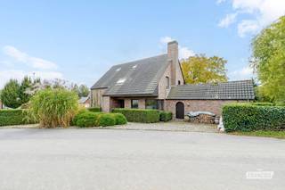 Deze ruime, statige gezinsvilla uit de jaren ’80, gelegen in Strijpen, een deelgemeente van Zottegem, combineert een royale woonindeling met een mooie, zuidwestgerichte tuin en een bijzonder gunstige ligging.<br /><br />Bij het betreden van de woning verwelkomt de ruime inkomhal met natuurstenen vloer en trap u in een interieur met karakter. De lichtrijke leefruimte vormt het hart van de woning en staat in verbinding met een bureau/bibliotheek/speelhoek/... en de keuken. Dankzij de grote lichtinval en de rechtstreekse toegang tot de terrassen en de tuin geniet u hier volop van het binnen- en buitenleven.<br /><br />Op het gelijkvloers bevinden zich verder een praktische berging en een gastentoilet.<br /><br />De eerste verdieping biedt plaats aan vier volwaardige slaapkamers, een dressing, een badkamer, een afzonderlijke douchekamer en een apart toilet. De zolder, bereikbaar via een valluik, biedt bijkomende bergruimte.<br /><br />Ook op praktisch vlak heeft deze villa heel wat te bieden: een inpandige dubbele garage, een ruime oprit en volledig onderkelderd, deels uitgevoerd als kruipkelder. Bovendien beschikt de woning over een gunstig EPC-label B.<br /><br />Het perceel van maar liefst 1.210 m² is zuidwestgericht en biedt alle mogelijkheden om in alle rust te genieten.<br /><br />De ligging is een echte troef: strategisch gelegen met voorzieningen en verbindingswegen binnen bereik, terwijl u op amper enkele minuten wandelen al in de vrije natuur staat.<br /><br />