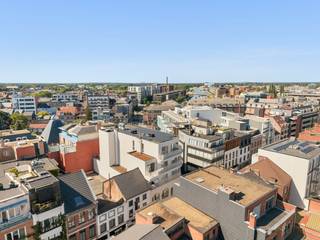 ** sale under the 21% VAT system **<br /><br />Bright penthouse with a view in an absolute prime location in the heart of Hasselt. The high ceilings, generous windows, and abundance of natural light create an exceptional feeling of space. The terrace runs the entire length of the living area and offers a stunning panoramic view over Hasselt.<br /><br />The layout includes a spacious entrance hall with built-in closets and a separate toilet, a generous living area with an open, fully equipped kitchen and dining area, practical storage/laundry room, 2 bedrooms, and a comfortable bathroom with a bathtub and shower. Equipped with several custom-made cabinets including in the bedroom and entrance area. 111 m² gross area (source EPC) EPC A 54<br /><br />A cellar storage is included and the residence has a spacious bicycle storage.<br /><br />Parking is available just a few tens of meters away in the Molenpoort parking at the democratic price of approximately €65/month!<br /><br />Residence The Mill is an exclusive, small-scale residence with only 8 apartments, located on the corner of Demerstraat and Molenpoort. Here you live in the midst of the bustling city life, within walking distance of the Grote Markt, Kanaalkom, shops, and culinary hotspots.<br /><br />The Mill - exclusive penthouse living with light, space, and an exceptional view over Hasselt.
