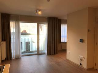 Centraal gelegen, voor senioren aangepaste assistentiewoning. Ideale oplossing voor senioren voor wie de eigen woning te groot geworden is, maar niet toe is aan de overstap naar een traditioneel rusthuis. In deze flat woont men volledig zelfstandig maar wordt de hulp aangepast – stap voor stap – naargelang Uw eigen noodzaak. Uniek concept van zorg-wonen op Uw maat! Ook mogelijk bewoning voor jonge mensen met een beperking. De flat heeft een volledig ingerichte keuken, microgolfoven, een ruime ingerichte badkamer aangepast aan de noden en behoeften van senioren, alle muren betegeld tot plafondhoogte, douche met douchescherm. Leefruimte, slaapkamer, terras. Elke bewoner heeft het vrij gebruik van de gemeenschappelijke ruimten en kan beroep doen op de assistentie afhankelijk van zijn of haar behoeften. Er is een centrale was en droogkast ter beschikking. Prachtige binnentuin met groot terras! Shuttleservice voor de bewoners. Bel ons volledig vrijblijvend voor een afspraak ter verduidelijking en bezichtiging !!!