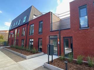 KWALITATIEF, ENERGIEZUINIG EN ROLSTOELVRIENDELIJK APPARTEMENT MET 2 SLAAPKAMERS, GROOT TERRAS 22M² EN BINNEN-AUTOSTAANPLAATS1ste verdieping met lift...