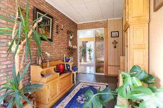 Op een toplocatie nabij het centrum van Beveren bevindt zich deze gelijkvloerse woning. <br /><br />De inkom bevindt zich aan de rechterzijde van de woning en geeft toegang tot enerzijds de leefruimte bestaande uit een ruime en lichtrijke woonkamer met aansluitend de eetkamer. Vanuit deze ruimte volgen de keuken en veranda met ontbijthoek waar eveneens de toegang tot de kelder zich bevindt. Achter de ontbijthoek bevindt zich een praktische doorgang met wasvoorzieningen en een apart toilet. Aansluitend is er nog een extra ruimte met achteringang die uitgeeft op het terras en de buitenruimte achteraan de woning.<br /><br />Via de inkomhal bereik je anderzijds het nachtgedeelte, bestaande uit een nachthal, 2 ruime slaapkamers, een bureau of dressing en een badkamer uitgerust met een bad, toilet en lavabomeubel. <br /><br />Parkeren is mogelijk op de lange oprit of achteraan de woning in één van de 2 garages. Een bijkomende troef is dat de woning onderkelderd is, wat tal van mogelijkheden biedt onder andere in het kader van renovatiewerken.<br /><br />Benieuwd naar deze woning met potentieel? Wij leiden je graag rond!