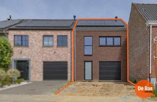 <p><span>DENDERHOUTEM – Energiezuinige nieuwbouwwoning met 3 slaapkamers en aangename tuin</span></p>
<p><span>Deze rustig en landelijk gelegen nieuwbouwwoning bevindt zich op wandelafstand van Het Vondelhof, het groene gemeentelijke domein van Denderhoutem met onder meer wandelpaden, een looppiste, beweegparcours, speeltuin en openluchtklas. Daarnaast geniet de woning van een uitstekende bereikbaarheid naar winkels, scholen en openbaar vervoer.</span></p>
<p><span>Deze werd gebouwd met kwalitatieve materialen en voldoet volledig aan de huidige isolatie- en ventilatienormen. Dankzij de aanwezigheid van vloerverwarming in combinatie met een warmtepomp, hoogrendementsglas, 10 zonnepanelen en een ventilatiesysteem C, betreft het een bijzonder energiezuinige BEN-woning met een beoogd E-peil van 19. EPB-attest in opmaak. <br />Bovendien beschikt de woning over een regenwaterput van 10.000 liter.<br /><br /></span><span>De indeling omvat op het gelijkvloers een inkomhal, gastentoilet, lichtrijke leefruimte met open en volledig geïnstalleerde keuken, een praktische berging en een inpandige garage.</span></p>
<p><span>Op de eerste verdieping bevinden zich twee volwaardige slaapkamers, een afzonderlijk toilet en een ruime badkamer uitgerust met een inloopdouche, ligbad en dubbele wastafel.</span></p>
<p><span>De zolderverdieping biedt plaats aan een derde slaapkamer en een technische ruimte.</span></p>
<p><span>Aankoop onder gesplitst stelsel:</span></p>
<ul>
<li><span>Grondwaarde: € 120.000 (12% registratierechten)</span></li>
<li><span>Constructiewaarde: € 315.000 (21% btw)</span></li>
</ul>
<p><span>Totale prijs incl. btw en registratierechten, excl. kosten en notariskosten: € 515.550<br /><br /></span><span>Bent u op zoek naar een centraal gelegen en energiezuinige nieuwbouwwoning met 3 slaapkamers? Aarzel dan niet en plan snel uw bezoek in.</span></p>
<p><span>Voor meer informatie of een afspraak: 053/60.65.60</span></p>
<p><span></span></p>
<p><span></span></p>