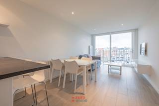 Modern ingericht appartement vlakbij alle faciliteit in Nieuwpoort Bad. Dit hedendaags gemeubeld appartement beschikt over één slaapkamer en een slaaphoek. Het volledige appartement werd uiterst smaakvol ingericht en beschikt bovendien over een gezellig terras. Hier kan men geniet van een prachtig uitzicht vanop de 8ste verdieping. Meer dan voldoende opbergruimte voorzien.<br />75 EUR voorschot op de syndicuskosten (water inclusief).<br />EPC = 171