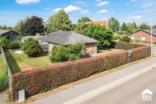 <p><strong>Rustig gelegen bungalow op ruim hoekperceel van 996 m² in het groene Wijchmaal.</strong></p><p>Op een uitstekende locatie in het landelijke Wichmaal bevindt zich deze vrijstaande bungalow uit 1977 op een mooi hoekperceel van maar liefst <strong>9a96ca</strong>. U geniet hier van een groene, rustige woonomgeving met bakker, supermarkt, school en andere voorzieningen op korte afstand.</p><p>De woning beschikt over <strong>140m² bruikbare vloeroppervlakte</strong>, aangevuld met een ruime veranda, en biedt tal van mogelijkheden voor wie de woning naar eigen smaak wil moderniseren. De indeling omvat een inkomhal, ruime en lichtrijke woonkamer, keuken, berging, nachthal, <strong>3 slaapkamers</strong>, badkamer, wasruimte en een aangename veranda. Buiten vindt u een zonnige tuin met terras én een ruime vrijstaande garage.</p><p>De woning wordt verwarmd via <strong>stookolie met radiatoren</strong> en beschikt over een <strong>EPC-label E</strong>, waardoor de renovatieplicht van toepassing is.</p><p>De woning wordt sinds 2018 verhuurd via een huurovereenkomst van lange duur (9 jaar).</p><p>Bent u op zoek naar een woning met veel potentieel, een ruim perceel en een bijzonder aangename ligging in het groen? Dan is dit zonder twijfel een bezoek waard.</p>