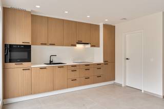 Stijlvol nieuwbouwappartement te huur in Tongerlo!<br /><br />In de Meulemanslaan 17 te Tongerlo bevindt zich dit kleinschalige nieuwbouwproject met slechts vijf appartementen, rustig gelegen met mooi zicht op het park.<br /><br />Het appartement combineert comfort en energiezuinigheid en beschikt over een lichtrijke leefruimte met open, volledig ingerichte keuken, slaapkamers, moderne badkamer, berging en apart toilet.<br /><br />Vanuit de leefruimte heb je toegang tot een ruim terras waar je in alle rust kan genieten van het groene uitzicht.<br /><br />Extra troeven zijn de privatieve berging en autostaanplaats.<br /><br />Kortom, een kwalitatief afgewerkt en instapklaar nieuwbouwappartement op een rustige ligging in Tongerlo.<br /><br />Vaste kosten: 95 euro: O<span>nderhoud tuin, gemene delen, elektriciteit en water gemene delen,…</span><br /><br />Bel ons op 014/95.37.50 of mail naar secretariaat@degroot-celen.be
