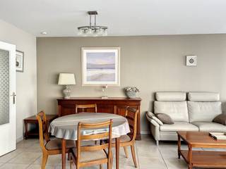 Gemeubeld twee slaapkamer appartement te huur in Oostende. Dit proper en verzorgd appartement bevindt zich op de tweede verdieping van een rustig gebouw dat uitkijkt op ' het paard' in Oostende. Gelegen aan tal van voorzieningen en het openbaar vervoer. <br /><br />Indeling: <br />* inkomhal <br />* leefruimte <br />* keuken <br />* slaapkamer 1 <br />* slaapkamer 2 met dressing <br />* berging <br />* apart toilet <br />* badkamer met ligbad <br /><br />Staanplaats inbegrepen in de prijs <br />Gemeenschappelijke kosten (provisie): 50 euro syndic + 25 euro water + 75 euro gas <br /><br />Onmiddellijk beschikbaar!<br /><br />Ben je geïnteresseerd in dit pand te huur in Oostende? Ga naar de website www.dewaele.com, klik op het pand dat je wenst te huren. Via de rode knop "vraag je bezoek aan" vragen we u kort een profiel in te vullen. Daarna nemen we contact op voor een bezoek. Telefonisch kunnen er geen afspraken gemaakt worden.<br /><br /><br /><br /><br />