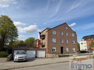 Appartement op TOPLIGGING - 2de verdieping met garage en private parking - te huur te Kortrijk via EXPERT-IMMO<br />Indeling : inkom, apart toilet, berging, 2 slaapkamers, waarvan 1 met terrasje, badkamer met ligbad, aparte keuken en heel gezellige leefruimte, private garage en private parking ervoor (Helemaal links)<br />Vrij : 01 mei 2026<br />HP : € 750/m + € 50/m <br />HWB : 3 maanden, 2100,00 euro geblokkeerd op een rekening op naam van de huurder.<br />EPC: C-label - 292 kWh/m² jaar<br />Huurcontract : 9 jaar.<br />Bel - 056/705262, optie verhuur