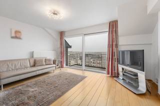 <p><strong>Blankenberge: Duplexappartement met 3 slaapkamers en ruim zonneterras te koop aan achterzijde zeedijk!</strong></p>

<p>Op de 7e verdieping van de moderne residentie &amp;quot;Beau Sejour&amp;quot; vinden we dit instapklaar, ruim duplexappartement met 3 slaapkamers en een groot, zuidgericht terras met een prachtig uitzicht te koop. Deze is uitstekend gelegen aan de achterzijde van de Zeedijk en vlakbij tal van voorzieningen zoals winkels, openbaar vervoer, natuurdomein, openbaar zwembad,... Bovendien geniet u van de mogelijkheid om een nabijgelegen garage aan te kopen.</p>

<p><strong>Indeling:</strong></p>

<p>Benedenverdieping: Ruime woonkamer, zuidgericht terras met vrij zicht op hinterland, open keuken met berging, slaapkamer, badkamer met ligbad, apart toilet.</p>

<p>Bovenverdieping: 2 grote slaapkamers, badkamer met douche, nachthal en berging.</p>

<p>Private kelder. Mogelijkheid tot aan koop nabijgelegen garage.</p>

<p><strong>Troeven:</strong></p>

<ul><li>Topligging, vlakbij zee.</li><li>Mogelijkheid tot aankoop nabijgelegen garage.</li><li>Zonneterras met vrij zicht.</li></ul>

<p>Meer info? Contacteer Maarten op het nummer 050 42 58 98.</p>