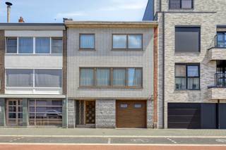 ID7759417: Verrassend ruime woning met 4 tot 5 slaapkamers, inpandige garage en tuin. Met mogelijkheid tot praktijk-of hobbyruimte of als kangoeroewoning. Centraal gelegen nabij openbaar vervoer (incl.treinstation),scholen en winkels. Maar ook met ruimte voor cultuur, sport en ontspannen in het groen. Tel voor info, uw makelaar van Leopoldsburg Yannick Martinet tel 011/76 76 76 of 0495/5000 76