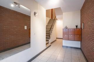 Op te frissen 2 slaapkamer appartement met garage &amp; kelder in een rustige wijk.<br /><br />Het is zéér aangenaam en rustig wonen in de Buizegem wijk. Vlakbij invalswegen, scholen en winkels kunt u alles bereiken met de fiets of te voet. Voor de pendelaars is de snelweg of het station ook niet veraf.<br /><br />De blok van twee verdiepingen hoog beschikt over een ruime inkomhal. De woning zelf is gelegen op het 2de verdiep.<br /><br />We betreden de woning via de hall met ingemaakte kasten en waar alle deuren op uitkomen van de verschillende ruimtes. We ontdekken een apart toilet, een berging, de badkamer en twee grote slaapkamers. Leuk terras.<br />De living op parket is groot en beschikt aansluitend over een gesloten keuken. Er is een kelder verbonden aan het pand.<br />De garage is verplicht mee aan te kopen aan 25.000 euro.<br /><br />Zoekt u rust maar wilt u toch overal dichtbij wonen, dan is dit een kans! Bel ons snel voor een bezoekje!<br /><br />EPC: 516 kWH/M²/JAAR (renovatieplicht)<br />Electriciteitskeuring: niet conform<br /><br />Maandelijkse kosten: 60,00 euro/ maand voor blokpolis, onderhoud gemene delen en syndicus (mede-eigenaar en inwonend in de blok)