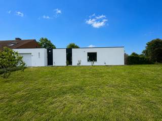<p><strong>Te koop in Dadizele - Instapklare woning met prachtig uitzicht</strong></p>
<p>Deze ruime, volledig gerenoveerde woning ligt op een perceel van <strong>1319m²</strong> in een rustige en groene omgeving met een prachtig open uitzicht.</p>
<p><strong>Indeling van de woning:</strong></p>
<ul><li><strong>Gelijkvloers:</strong> inkomhal met aparte berging en gastentoilet, wasruimte, ruime woonkamer met open <strong>keuken</strong></li><li><strong>Leefruimte </strong>met toegang tot terras en grote tuin met prachtig uitzicht</li><li><strong>3 slaapkamers</strong>, waarvan één perfect kan dienen als <strong>bureau of hobbyruimte</strong></li><li><strong>Badkamer</strong></li><li><strong>Garage (</strong>40 m²), geschikt voor <strong>2 wagens</strong></li></ul>
<p>Daarnaast beschikt de woning over een <strong>tuinhuis</strong> in de tuin.</p>
<p><u>Troeven van deze woning:</u></p>
<ul><li>Volledig gerenoveerd: <strong>nieuwe keuken, vloer en sanitair</strong></li><li><strong>Elektrische installatie gekeurd + EPC B</strong></li><li>Nieuw <strong>terras </strong>en <strong>oprit </strong>met <strong>natuursteen</strong></li><li><strong>Geïsoleerd dak met nieuwe EPDM</strong></li><li>Rustige ligging met open uitzicht</li><li>Instapklaar</li></ul>
<p>De ideale woning voor wie op zoek is naar ruimte, comfort en een aangename woonomgeving.</p>
