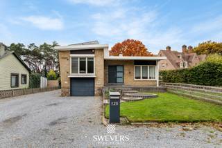 Voor meer info en foto’s, surf naar www.swevers.be – Deze instapklare, vrijstaande woning in Beringen combineert wooncomfort met verrassend...
