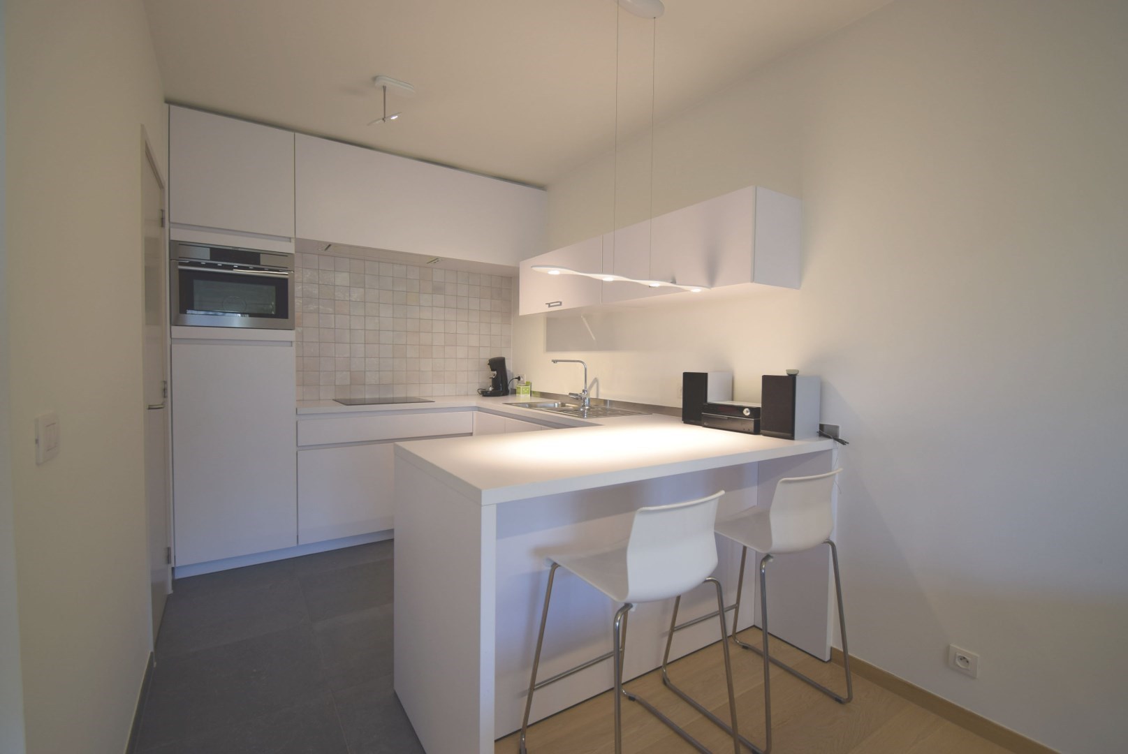 INSTAPKLAAR GELIJKVLOERS APPARTEMENT MET ZONNIGE TUIN EN GARAGE - foto 5