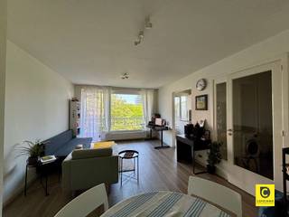 <p><span>Appartement de 1 chambre avec terrasse, prêt à être emménagé, dans un emplacement central !</span></p><p><span>Cet appartement</span><span><sup>du 5ème étage</sup></span><span> se trouve à quelques pas des magasins, des transports publics, des écoles et des parcs. </span></p><p><span>En voiture, vous êtes immédiatement sur l'autoroute en direction d'Anvers, Malines et Bruxelles.</span></p><p><span> </span></p><p><span>L'appartement se compose comme suit : </span></p><p><span> </span></p><p><span>Hall d'entrée, espace de vie &amp; cuisine : </span></p><p><span>Vous entrez dans l'appartement par le hall d'entrée pratique avec une armoire encastrée et un vidéophone. </span></p><p><span>Il y a également un placard équipé d'un lave-linge et d'un sèche-linge. </span></p><p><span>L'espace de vie est recouvert de parquet dans tout l'appartement. Grâce aux grandes fenêtres, vous bénéficiez d'une lumière naturelle abondante. </span></p><p><span>La cuisine est équipée d'une hotte aspirante, d'un réfrigérateur et d'un congélateur, d'un four combiné, d'un lave-vaisselle et d'un espace de rangement supplémentaire. </span></p><p><span> </span></p><p><span>Chambre à coucher, salle de bains &amp; toilettes : </span></p><p><span>La chambre à coucher offre plusieurs possibilités de décoration.</span></p><p><span>La salle de bains est équipée d'une douche à l'italienne, d'un double lavabo et d'un sèche-serviettes. </span></p><p><span>Les toilettes sont logées séparément.</span></p><p><span> </span></p><p><span>Terrasse &amp; sous-sol : </span></p><p><span>La terrasse de la chambre est accessible par l'espace de vie et la chambre à coucher ! </span></p><p><span>Une cave privée est incluse. </span></p><p><span> </span></p><p><span>Loyer, frais &amp; disponibilité : </span></p><p><span>Loyer</span><span>: €</span> 880<span>,00/mois</span></p><p><span>Frais de mise à disposition mensuels</span><span>: 170,00 euro (Comprend le chauffage central au gaz et l'eau) </span></p><p><span>Disponibilité : </span><span>Immédiatement </span></p><p><span> </span></p><p><span> </span></p>