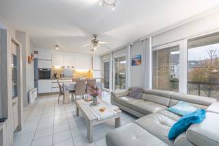 Ontdek dit instapklare <strong>hoekappartement met 2 slaapkamers</strong> in het hart van Mariakerke. Dankzij de<strong> gunstige ligging </strong>en het<strong> ruime terras</strong> geniet je hier van licht, comfort en een aangename woonomgeving.<br /><br />Kenmerken:<br />- <strong>EPC-label C </strong>– energiezuinig wonen<br />- Lichtrijke woonkamer met aansluitend <strong>open keuken uitgerust met alle moderne huishoudtoestellen.</strong><br />-<strong> Twee slaapkamers</strong>, voorzien van ingebouwde kasten<br />- Badkamer met <strong>bad</strong> en <strong>aansluiting voor wasmachine</strong>.<br />- <strong>Apart toilet</strong> voor extra comfort<br />- <strong>Praktische berging </strong>aansluitend aan de keuken<br />- <strong>Lift</strong> aanwezig in het gebouw<br />- <strong>Optie tot huur van garagebox</strong><br /><br />Dit appartement is ideaal voor eigen woonst, investering of vakantieverblijf. 