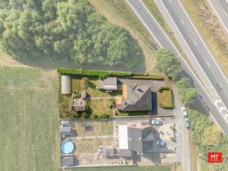 Op een landelijke, maar vlot bereikbare locatie nabij de A19 Ieper–Kortrijk treffen we deze stevige, vrijstaande woning aan. Met een perceel van meer dan 1.000 m² en een kloeke structuur biedt dit pand tal van mogelijkheden.<br /><br /><strong>Indeling van de woning</strong><br />De gelijkvloerse verdieping omvat een inkomhal (7 m²), lichtrijke woon- en eetkamer (37 m²), keuken met basisuitrusting ( 7 m² - oven, kookplaat, dampkap, spoelbak), berging (2 m²), technische ruimte (4 m²), drie slaapkamers (13 - 13 - 7 m²) en een badkamer met douche en wastafel (3 m²). <br />1ste verdieping: zolder <br /><br /><strong>Kenmerken</strong><br />- Mooie grondoppervlakte (1.111 m²) met landelijk verzicht <br />- Aparte garage (33 m²) waarvan een gedeelte onderkelderd; <br />- Centrale verwarming op stookolie, grotendeels dubbele/HR-beglazing, ... <br />- ...<br /><br />Meer informatie of een vrijblijvend bezoek? Contacteer Eden op 0470 43 78 21 of mail info@minthus.be