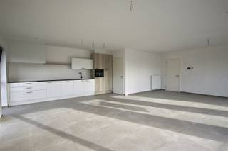 Dit modern ruim appartement is gelegen op de tweede verdieping in een rustige straat. U beschikt over een autostaanplaats en een aangename zuid gericht terras. De indeling van het appartement is als volgt: U betreedt het appartement via de ruime inkomhal met apart toilet en vestiaremogelijkheden. Verder bereikt u de open ingerichte keuken, voorzien van alle nodige toestellen en aanpalend een berging. De lichtrijke living en eetkamer hebben rechtstreeks toegang tot het terras. Op de nachthal bevinden zicht twee slaapkamers en een ingerichte badkamer met dubbele lavabo, ligbad en inloopdouche.Nog enkele troeven van dit appartement: Centrale verwarming op aardgas, hoogwaardige en luxueuze afwerking, geschilderd, tuinonderhoud wordt voor u gedaan (hagen scheren en gras afrijden), parkeerplaats aan € 50/maand (verplicht), lage algemene kosten van € 50,00/maand, laag E-peil en het appartement is vrij vanaf 1 februari 2026.Interesse? Aarzel zeker niet om ons vrijblijvend te contacteren!
