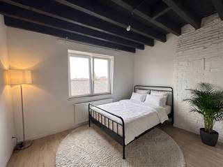 <p>Situé dans la Heirmanstraat 5, cet intéressant appartement de 3 chambres à coucher est proposé comme bien de rendement avec un loyer mensuel de 1 195 €.</p><p>Avec une surface habitable de 93 m² et une terrasse de 8 m², cet appartement offre un cadre de vie confortable, ce qui se traduit par un loyer stable. Sur la base du prix demandé de 299 000 €, ce bien réalise un rendement brut d'environ 4,8 %.</p><p>L'appartement est également équipé de panneaux solaires, ce qui permet d'améliorer l'efficacité énergétique et de réduire les coûts. Un atout majeur est la qualité des locataires, qui paient toujours correctement et entretiennent l'appartement avec beaucoup de soin et de respect.</p><hr /><h2>Avantages</h2><ul><li><p>3 chambres à coucher</p></li><li><p>Revenu locatif : 1 195 €/mois</p></li><li><p>Rendement : ±4,8%</p></li><li><p>Terrasse de 8 m²</p></li><li><p>Panneaux solaires disponibles</p></li><li><p>Locataires fiables et attentifs</p></li><li><p>Prêt à investir</p></li></ul><hr /><h2>Situation - Heirmanstraat (Anvers)</h2><ul><li><p>Rue résidentielle calme et agréable</p></li><li><p>Proche des commerces et des commodités</p></li><li><p>Bonne connexion avec les transports publics</p></li><li><p>Accès facile au centre ville et aux voies d'accès</p></li></ul><p>Une opportunité idéale pour ceux qui recherchent un investissement sans souci avec un rendement stable.</p>