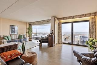 Deze interessante eigendom bestaat uit een pand met 3 verdiepingen; winkel met verschillende stockageruimtes + ruim appartement.Top ligging dankzij...