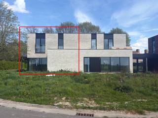 In het rustige Vinkt, vindt u deze nieuwbouwwoning. De woning bevindt zich op het einde van een doodlopende straat, is landelijk gelegen, doch nabij de dorpskern van Vinkt en slechts op 10min van centrum Deinze.<br /><br />De woning is voorzien van een inkomhal met gastentoilet, lichtrijke leefruimte met open keuken en berging palend aan de keuken. Op de verdieping bevinden zich 3 slaapkamers, apart toilet, badkamer met inloopdouche, ligbad en dubbele lavabo en een berging. Elke woning heeft een tuin met terras waar u kan genieten van een prachtig verzicht. Daarnaast is er ook nog een carport en tuinberging aanwezig.<br /><br />De woning is voorzien van de modernste technieken: vloerverwarming, warmtepomp, zonnepanelen, groendak.<br /><br />Wenst u na een drukke werkdag echt thuiskomen waar rust en genieten primeert, dan is deze woning zeker iets voor u!<br /><br />Aarzel niet ons te contacteren voor meer info of een plaatsbezoek.