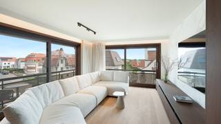 Res. Duinhove. <br /><br />In een stijlvolle villaresidentie, op een uiterst gegeerde ligging vlak bij het Albertstrand, bevindt zich dit prachtig gerenoveerde duplex-appartement. Dankzij de uitzonderlijke hoekligging en de ideale zuidgerichte oriëntatie geniet de woonruimte de hele dag van een overvloed aan natuurlijk licht en een heerlijk open gevoel.<br /><br />Via de inkomhal met vestiaire en trap bereikt u de royale leefruimte, die de volledige zuidoostelijke hoek van het gebouw inneemt. De grote raampartijen creëren een aangename verbinding met buiten en geven uit op de zonnige terrassen die de leefruimte rondom omringen. Hier geniet u op elk moment van de dag van zon, rust en privacy. De ruime eetplaats sluit harmonieus aan op de moderne, volledig uitgeruste keuken, die zowel functioneel als stijlvol werd ingericht.<br /><br />De bovenverdieping omvat drie volwaardige slaapkamers, waaronder twee ruime tweepersoonskamers. De master bedroom beschikt over een elegante ensuite badkamer. De twee overige slaapkamers delen een tweede, smaakvol afgewerkte badkamer. Een afzonderlijk gastentoilet op deze verdieping zorgt voor extra comfort.<br /><br />Dit instapklare duplex-appartement onderscheidt zich door zijn royale volumes, uitzonderlijke lichtinval, hoogwaardige renovatie en topligging op wandelafstand van het strand, de Zeedijk en alle voorzieningen. Een zeldzame opportuniteit, ideaal als stijlvolle vaste woonst of als exclusief tweede verblijf aan de Belgische kust.<br />Ref. A722