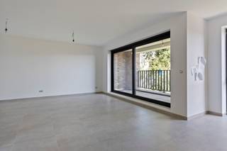 <p><span>Prachtig nieuwbouwappartement op de tweede verdieping van een stijlvol gebouw, ideaal voor wie houdt van rust, comfort en op wandelafstand van het charmante Boekenbergpark met zijn prachtige zwemvijver en mooie wandelpaden. GELIEVE ENKEL PER MAIL TE REAGEREN! (info@century21advieskantoor.be)</span></p><p><span> </span></p><p><span>Troeven:</span></p><p><span>Lichtrijke leefruimte met grote schuifraam naar het aansluitend terras dat overdekt is en de mogelijkheid biedt om het ganse jaar van de buitenlucht te genieten</span></p><p><span>Open keuken met hoogwaardige afwerking en alle toestellen om heerlijk te koken</span></p><p><span>Handige berging om alles opgeruimd te houden</span></p><p><span>2 ruime slaapkamers</span></p><p><span>Luxueuze badkamer met inloopdouche</span></p><p><span>Apart toilet</span></p><p><span> </span></p><p><span>Bijzonderheden:</span></p><p><span>EPB wordt bij oplevering afgeleverd</span></p><p><span>Alle nutsvoorzieningen zijn apart</span></p><p><span>CV op gas (vloerverwarming)</span></p><p><span>Dubbele beglazing met aluminium kader</span></p><p><span>P-score: A</span></p><p><span>G-score: A</span></p>