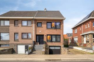 Deze ruime halfopen bebouwing is gelegen aan de Astridlaan 30 in Aarschot, op een uitstekende locatie. Namelijk zowel rustig en residentieel wonen, terwijl eveneens alle voorzieningen van het centrum, het station en de belangrijkste verbindingswegen zich op korte afstand bevinden. De woning beschikt over een bewoonbare oppervlakte van ca. 185 m² en is bovendien volledig onderkelderd, inclusief een inpandige garage.<br /><br />Op het gelijkvloers bevinden zich een apart gastentoilet, een lichtrijke leefruimte en een open keuken. De eerste verdieping omvat drie slaapkamers en een badkamer. Vanuit één van de slaapkamers is er toegang via een vaste trap naar de tweede verdieping. Deze zolderverdieping werd reeds deels afgewerkt met een extra kamer en beschikt bovendien over de nodige voorzieningen voor het creëren van een tweede badkamer. <br /><br />Buiten geniet u van een gezellig terras en een aangename tuin, ideaal om in alle rust te ontspannen of te genieten van zonnige dagen met familie en vrienden. Dankzij de ruime indeling, de uitbreidingsmogelijkheden en de centrale doch rustige ligging vormt deze woning de ideale gezinswoning.<br /><br />Interesse? Neem contact op met Thomas via +32 499 22 99 24 of thomas@sophimo.be.