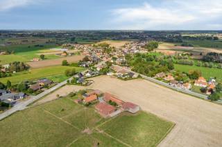 Authentieke hoeve met bijgebouwen in Baliebrugge op een oppervlakte van<strong> 7937 m².</strong> Rust , privacy, een oase van groen en prachtige vergezichten op de omringende weilanden zijn hier de absolute troeven. U heeft het landelijke woonhuis die bestaat uit inkomhal, ingerichte keuken, aangename leefruimte, <strong>2 slaapkamers op het gelijkvloers,</strong> <strong>CHARMANTE voutekamer</strong>, kelder onder de voutekamer, badkamer met douche, apart toilet en wastafel in meubel en een aparte wasplaats/berging, nog een in te richten zolder te bereiken via vaste trap waar nog extra slaapkamers kunnen bijgemaakt worden. Er is ook <strong>een dubbele garage aanwezig</strong>. Achterliggende stallen en opslagruimtes aanwezig met een omvang van +/- 600 m² . Talloze mogelijkheden zijn hier aanwezig. Dieren of Paardenliefhebber/ Zelfstandige die veel opslagruimte kan gebruiken? Boorputwater & Regenwater voorzien! UNIEK AANBOD! Nabij de autosnelweg en goede verbinding met alle voorzieningen. <strong>Goedgekeurde functiewijziging van landbouwerswoning naar residentiële woning.</strong><br /><br /><u><strong>Indeling woonhuis:</strong></u>
<ul>
<li>Inkomhal met vestiairekast;</li>
<li>Aangename en zonnige leefruimte;</li>
<li>Ingerichte keuken aanpalende aan de leefruimte;</li>
<li>Kelder onder de voutekamer;</li>
<li>2 slaapkamers op het gelijkvloers;</li>
<li>Charmante voutekamer die kan dienen als slaapkamer/bureau;</li>
<li>Badkamer met douche & wastafel & toilet;</li>
<li>Opslagruimte/Wasplaats;</li>
<li>Dubbele Garage;</li>
</ul>
Bijgebouwen van +/- 600 m²;<br />Perceel van 7937 m²;<br /><br /><u><strong>Eerste verdieping:</strong></u>
<ul>
<li>Zolderruimte te bereiken via vaste trap waar slaapkamers kunnen bijgemaakt worden;</li>
</ul>
<u><strong>Troeven:</strong></u>
<ul>
<li>Toplocatie;</li>
<li>Rust, stilte en authenticiteit;</li>
<li>Boorputwater & Regenwater voorzien;</li>
<li>Uniek aanbod;</li>
<li>Elektrische rolluiken;</li>
<li>Veel mogelijkheden.</li>
</ul>
Graag een afspraak of vragen over deze charmante hoeve? Contacteer ons via:<strong> oostkamp@caenen.be</strong>