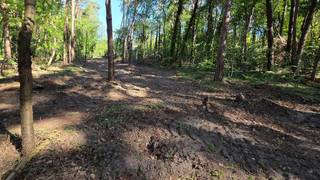 Rustig en residentieel gelegen bouwgrond van 31a29ca met private toegangsweg.Gelegen vlakbij golf-en meerdomein, dichtbij school en openbaar...