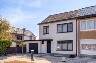 <p><span>Verzorgde halfopen bebouwing met 3 slaapkamers, garage en tuin.</span></p><p><span>Gelegen in rustige, kindvriendelijke woonwijk te Ruisbroek. Vlotte bereikbaarheid dankzij nabijheid N16 en A12.</span></p><p><span> </span></p><p><span>Gelijkvloers: Inkomhal / lichtrijke leefruimte met eetplaats en salon / recent vernieuwde keuken met keramische kookplaat, vaatwasser en combi-oven / veranda / bergplaats - garage.</span></p><p><span>1ste verdieping: Nachthal / 3 slaapkamers (3,5 x 3m; 3,45 x 3,4m; 2,7 x 2,3m) / badkamer met wastafel en douche.</span></p><p><span>Zolder.</span></p><p><span>Aangename tuin met zuidelijke oriëntatie.</span></p><p><span>Oprit met parkeermogelijkheid.</span></p>