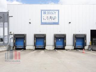 Logistiek bedrijfsgebouw bestaande uit een magazijn (7.663 m²) in combinatie met kantoren (1.151 m²) te huur in Zele. Uitstekend gelegen in...