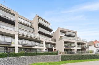 <p>Modern appartement te huur in het centrum van Veurne met prachtig zicht op het water.</p><p><br /></p><p>Dit lichtrijke appartement combineert een centrale ligging met een aangename woonomgeving aan het water. Vanuit de leefruimte en het balkon geniet u dagelijks van een open zicht op het water, wat zorgt voor een extra gevoel van rust en ruimte. Dankzij de ondergrondse staanplaats en private berging beschikt u bovendien over extra comfort en praktische opbergruimte. Het appartement ligt vlak bij winkels, scholen en horeca, waardoor u alles binnen handbereik heeft. Met een gunstig EPC-label A vormt dit appartement een energiezuinige keuze in hartje Veurne.</p><p><br /></p><p>• Ruime living met veel lichtinval en toegang tot het balkon<br />• Eetkamer aansluitend op de leefruimte<br />• Volledig uitgeruste keuken met elektrische kookplaat, oven, vaatwasser en koelkast met vriesvak<br />• Twee slaapkamers, waarvan één met balkon<br />• Badkamer met ligbad, douche, toilet en dubbele wastafel in meubel<br />• Tweede badkamer met douche en enkele wastafel<br />• Apart toilet<br />• Praktische berging<br />• Terras en balkon met aangenaam uitzicht<br />• Ondergrondse staanplaats en private berging</p><p><br /></p><p>• Prachtig zicht op het water<br />• Ondergrondse berging en staanplaats inbegrepen<br />• Centrale ligging in het centrum van Veurne</p><p><br /></p><p>Neem vandaag nog contact op met je ERA-makelaar voor een bezoek.</p><p><br /></p><p>JOUW DROOMAPPARTEMENT. ZO GEVONDEN!</p>