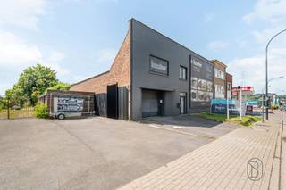 <p>Commerciële ruimte op een toplocatie.</p><p>Bestaande uit een volledig gerenoveerde showroom, burelen, en parking. <br />TROEVEN: nieuwe dakconstructie, vloerverwarming, nieuwe elektrische installatie.</p><p>INDELING: aparte garage, parking, atelier van een 280m2, burelen/praktijk, keuken, badkamer, handige grote kelder. <br />Op het verdiep bevinden zich een leefruimte en 2 slaapkamers. ideale commerciële locatie, nabij alle winkels!</p><p>Te koop via Immo Beguin, jouw vastgoedexpert sinds 2009, met kantoren in Ronse, Waregem, Kortrijk, Deinze, Doornik en Lessines. <br />Meer info via guido@immobeguin.be</p>